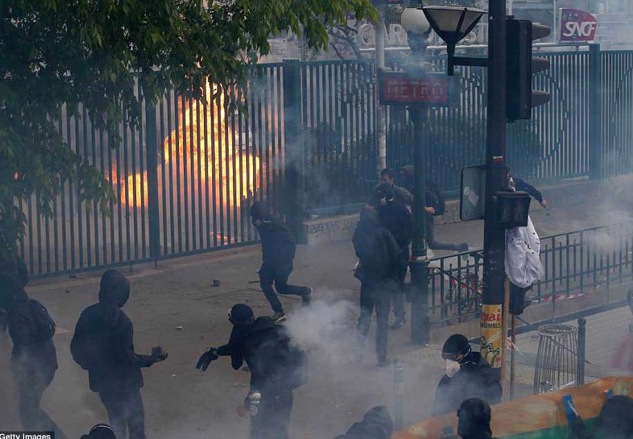 Bộ trưởng Nội vụ Pháp Gerard Collomb đã lên án làn sóng biểu tình bạo lực ở thủ đô Paris và cho biết cảnh sát nước này đang tiếp tục truy bắt những thủ phạm đứng đằng vụ việc.