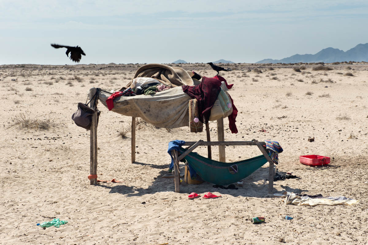 Túp lều đơn sơ nằm giữa sa mạc khô cằn.