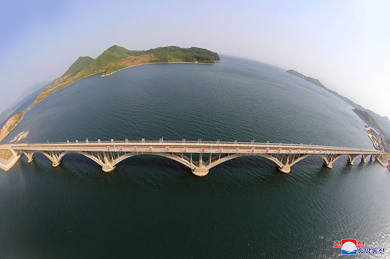 Cây cầu đường sắt mới xây của Triều Tiên. (Ảnh: KCNA)
