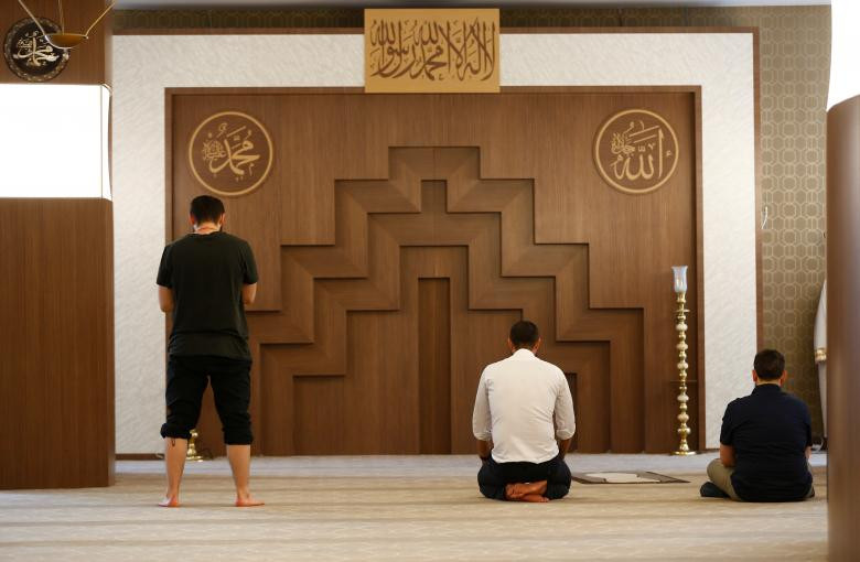 Mọi người cầu nguyện vào buổi trưa trong phòng cầu nguyện tại khách sạn Wome Deluxe.