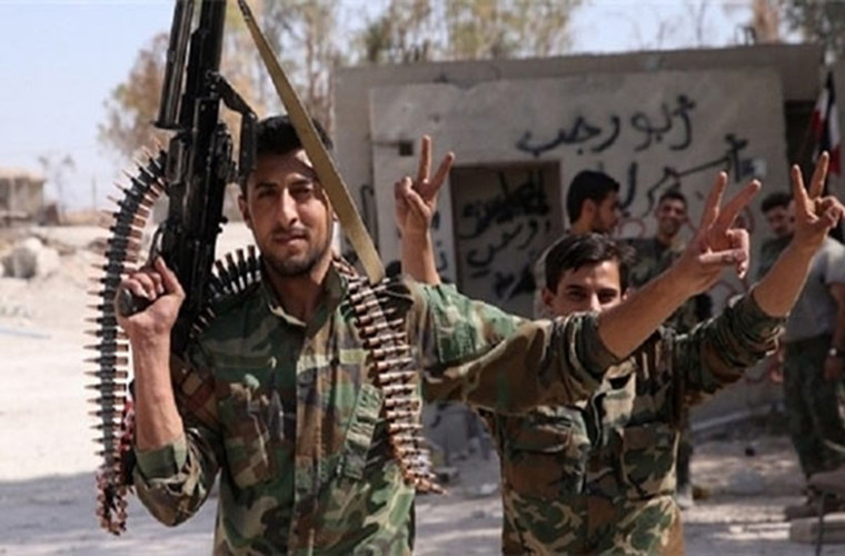 Còn tại Hama, Quân đội Syria đã phá hủy nhiều căn cứ của khủng bố, trong đó có kho vũ khí của bọn chúng, tại thị trấn Kafr Naboudeh và al-Latamina, phía bắc tỉnh. Ảnh: FNA.