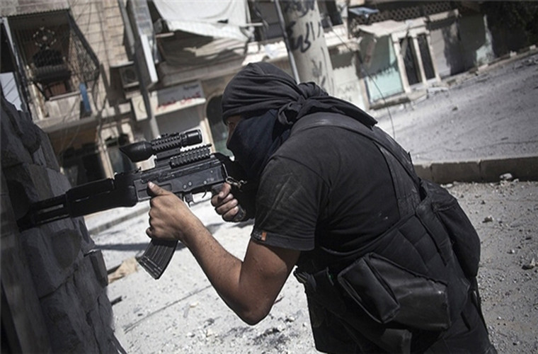 Đồng thời, các đơn vị pháo binh và tên lửa của Syria dồn dập oanh kích các căn cứ của phiến quân HTS gần thị trấn Morek, Kafr Zita và al-Latamina, qua đó tiêu diệt nhiều tay súng khủng bố và phá hủy trang thiết bị quân sự của bọn chúng. Ảnh: FNA.