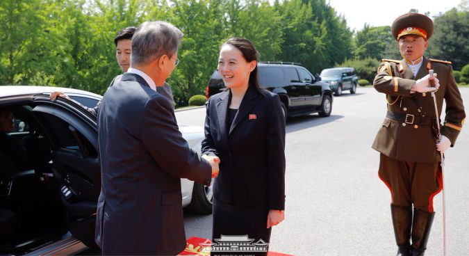 Em gái ông Kim Jong-un, bà Kim Yo Jong, chào đón Tổng thống Hàn Quốc Moon Jae-in. Ảnh: Nhà Xanh.