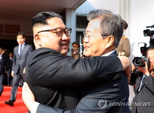 Theo hãng thông tấn Yonhap, ngày 26/5, Tổng thống Hàn Quốc Moon Jae-in và nhà lãnh đạo Triều Tiên Kim Jong-un đã bất ngờ có cuộc hội đàm tại làng đình chiến Bàn Môn Điếm thuộc Khu phi quân sự liên Triều (DMZ). Ảnh: Yonhap.