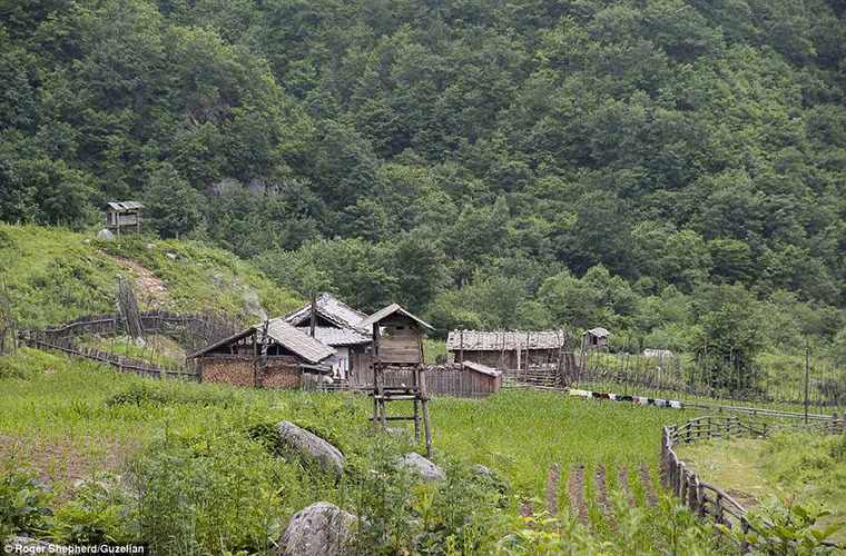 Ngôi làng trong thung lũng dẫn lên núi Huisa-bong ở Deokseong, tỉnh Hamkyongnam-do.