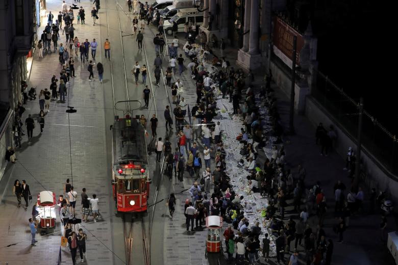 Mọi người cùng nhau ăn sáng tại một khu phố ở trung tâm thành phố Istanbul, Thổ Nhĩ Kỳ. Ảnh: Reuters.