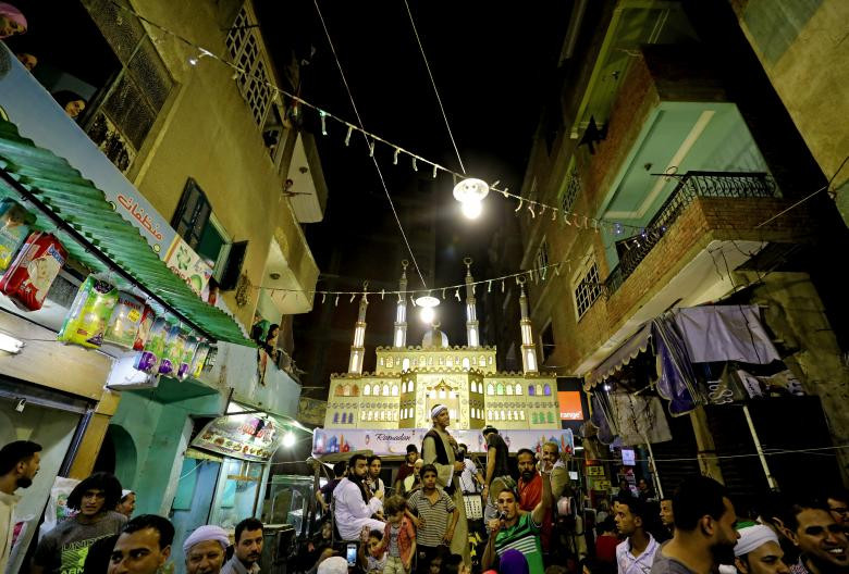 Những người dân Ai Cập ca hát chào đón tháng Ramadan ở Al-Barageel, thủ đô Cairo. Ảnh: Reuters.