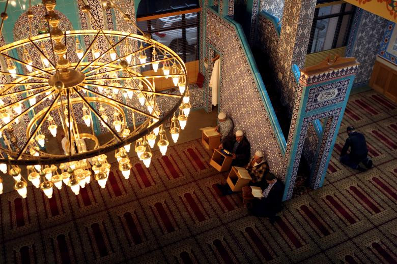 Một số tín đồ Hồi giáo đọc Kinh Koran tại Brooklyn, thành phố New York, Mỹ. Ảnh: Reuters.