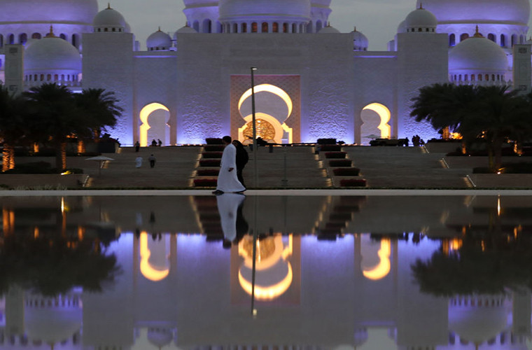 Không gian bên trong nhà thờ Hồi giáo Sheikh Zayed ở Abu Dhabi, thủ đô của Các Tiểu vương Quốc Ả Rập Thống nhất. Ảnh: Sputnik.