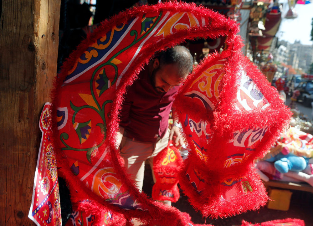 Đèn lồng Ramadan được bày bán trong một khu chợ trước khi tháng Ramadan bắt đầu tại thủ đô Cairo, Ai Cập. Ảnh: Sputnik.