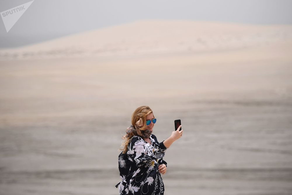 Người phụ nữ chụp ảnh “tự sướng” trên sa mạc ở Khor Al Adaid, Doha.