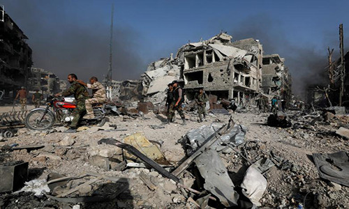 Trước đó cùng ngày, các lực lượng chính phủ Damascus đã giải phóng Trại Yarmouk và al-Hajar al-Aswad ở Nam Damascus sau khi các tay súng IS cuối cùng rút khỏi khu vực này. Ảnh: Reuters.