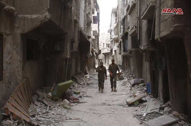 Theo South Front, hãng Amaq đưa tin, phiến quân IS đã tiến hành cuộc đột kích bất ngờ nhằm vào hai căn cứ của Quân đội Syria tại quận al-Hajar al-Aswad và Trại Yarmouk. Ảnh: SANA.