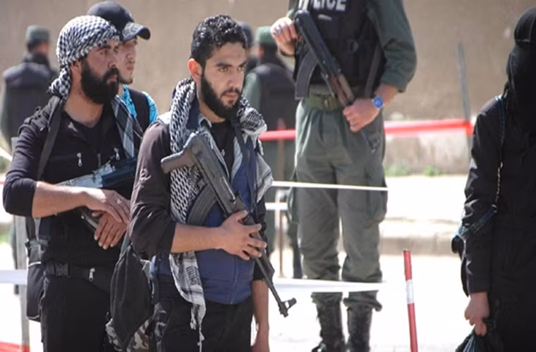 “Một căn cứ quan trọng của nhóm phiến quân Jeish al-Izzah tại thị trấn al-Latamina, Bắc Hama, đã bị phá hủy trong cuộc oanh kích vừa qua. Ngoài ra, nhiều tay súng khủng bố đã bị tiêu diệt hoặc bị thương”, nguồn tin nói thêm. Ảnh: FNA.