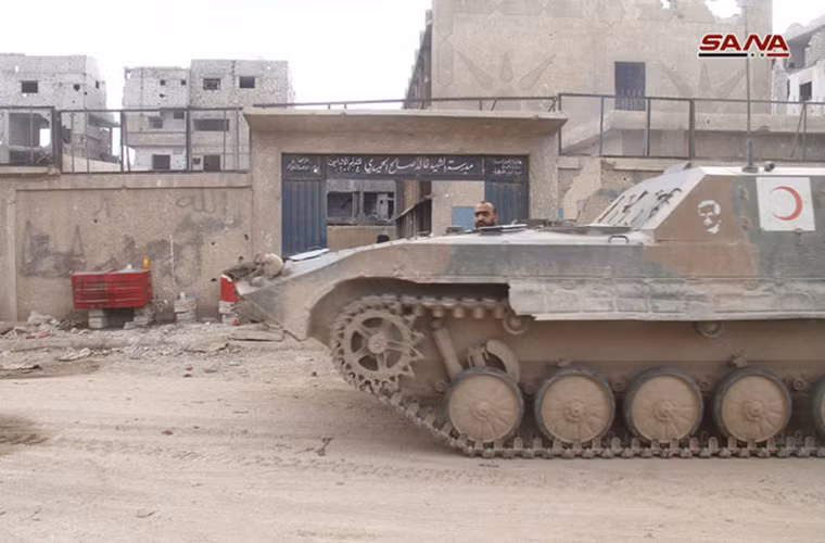 “Các chiến đấu cơ Syria cũng phá hủy nhiều pháo đài và chiến hào của IS tại quận al-Hajar al-Aswad và Trại Yarmouk”, SANA cho biết thêm. Ảnh: SANA.