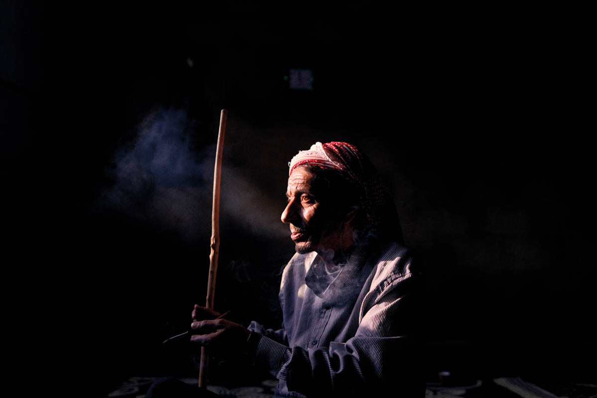 Trong ảnh là ông Abdallah, 62 tuổi. Ông làm công nhân xây dựng ở làng Kherbet Dawood, miền bắc Lebanon. “Đôi khi chúng tôi không được trả công. Chúng tôi không khác gì những người ăn mày ở đây”, ông Abdallah buồn rầu nói.