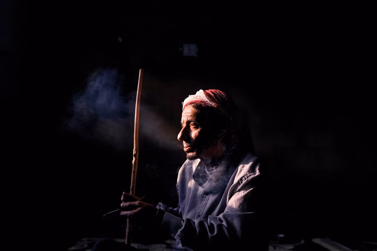 Trong ảnh là ông Abdallah, 62 tuổi. Ông làm công nhân xây dựng ở làng Kherbet Dawood, miền bắc Lebanon. “Đôi khi chúng tôi không được trả công. Chúng tôi không khác gì những người ăn mày ở đây”, ông Abdallah buồn rầu nói.