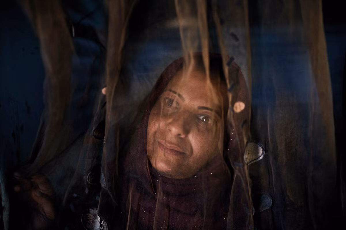 Yusra, 35 tuổi, ngồi trong trại tị nạn Al Fares ở thung lũng Bekaa. Cô rời Syria cùng chồng và đứa con 8 tháng tuổi năm 2011. “Ước mơ của tôi bây giờ là tìm được một công việc hành chính trong công ty nào đó. Tôi chỉ mong muốn con trai mình có tương lai tốt đẹp hơn”, Yusra chia sẻ.