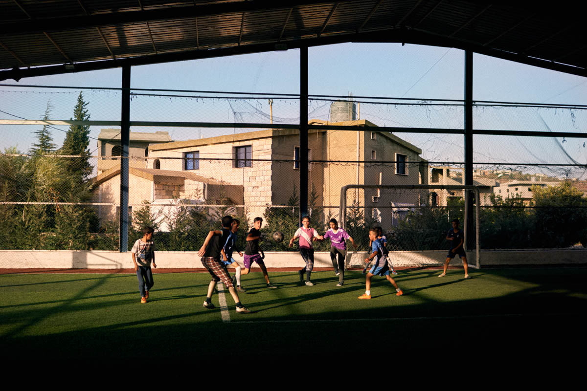 Các em nhỏ Syria và Lebanon chơi đá bóng cùng nhau ở Wadi Khaled.