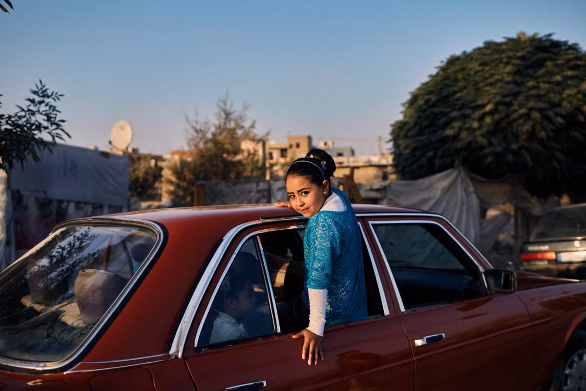 Một bé gái Syria đang trên đường tới dự đám cưới của chị họ trong khu trại tị nạn Jarrahieh gần Bar Elias.