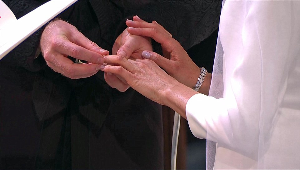 Khoảnh khắc Hoàng tử Harry và cô dâu Markle trao nhẫn kết hôn được ghi lại.