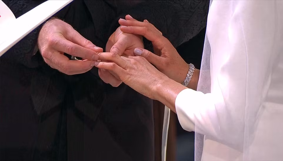 Khoảnh khắc Hoàng tử Harry và cô dâu Markle trao nhẫn kết hôn được ghi lại.