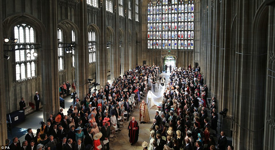 Cô dâu Meghan vào lễ đường cùng với dàn phù dâu, phù rể.