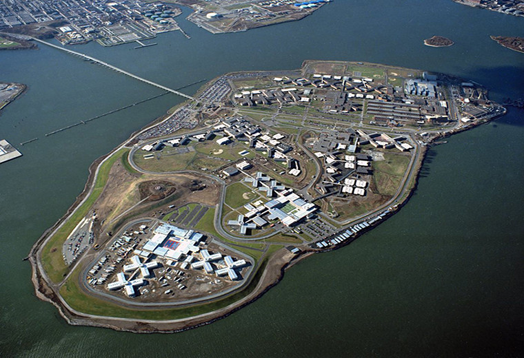 Nhà tù khét tiếng Rikers Island là khu giam giữ phức hợp thuộc quản lý của thành phố New York. Nhà tù này đã bị liệt vào danh sách những nhà tù tồi tệ nhất nước Mỹ. Ảnh: AP.