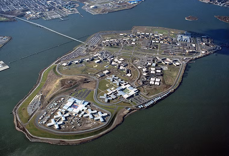 Nhà tù khét tiếng Rikers Island là khu giam giữ phức hợp thuộc quản lý của thành phố New York. Nhà tù này đã bị liệt vào danh sách những nhà tù tồi tệ nhất nước Mỹ. Ảnh: AP.