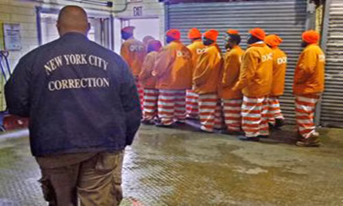 Các vụ bạo lực từ cai ngục đến tù nhân thường xuyên xảy ra tại Rikers Island khiến nhiều người thiệt mạng và bị thương. Ảnh: socialistworker.org.