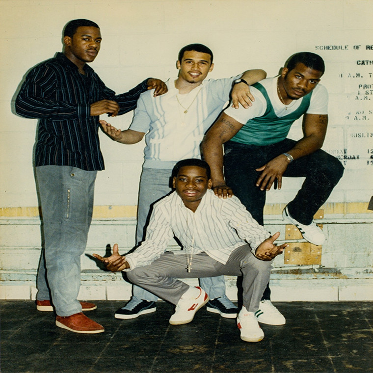 Một số nhân viên của nhà tù Rikers Island chụp ảnh trước khi bắt đầu công việc hàng ngày của họ năm 1985. Ảnh: WB.