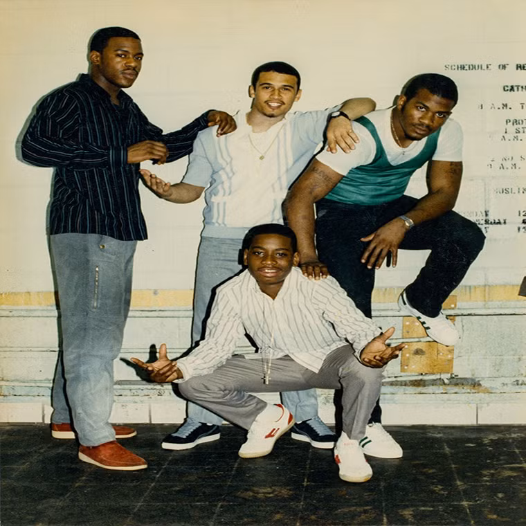 Một số nhân viên của nhà tù Rikers Island chụp ảnh trước khi bắt đầu công việc hàng ngày của họ năm 1985. Ảnh: WB.