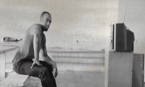 Tù nhân ngồi một mình trong phòng giam ở Rikers Island trước phiên tòa xét xử năm 1985. Ảnh: WP.