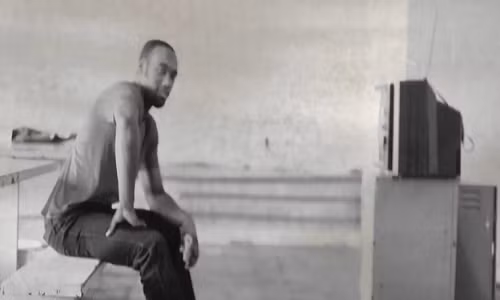 Tù nhân ngồi một mình trong phòng giam ở Rikers Island trước phiên tòa xét xử năm 1985. Ảnh: WP.