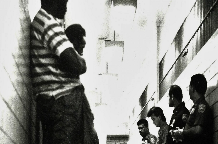 Những tù nhân mới sắp bị khám xét tại đồn cảnh sát ở Manhattan, New York, năm 1990. Ảnh: WB.