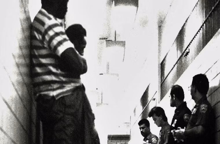 Những tù nhân mới sắp bị khám xét tại đồn cảnh sát ở Manhattan, New York, năm 1990. Ảnh: WB.