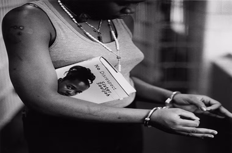 Nữ phạm nhân trở về trại giam Rikers Island sau phiên tòa xét xử tại Tòa án Tối cao ở Manhattan, New York, năm 1997. Ảnh: WP.