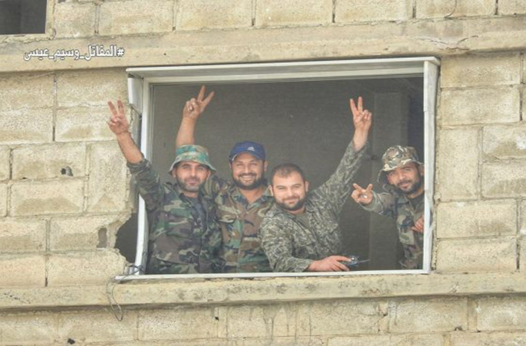Các binh sĩ Syria giơ tay biểu tượng chiến thắng khi đứng trong một tòa nhà ở Nam Damascus. Ảnh: AMN.