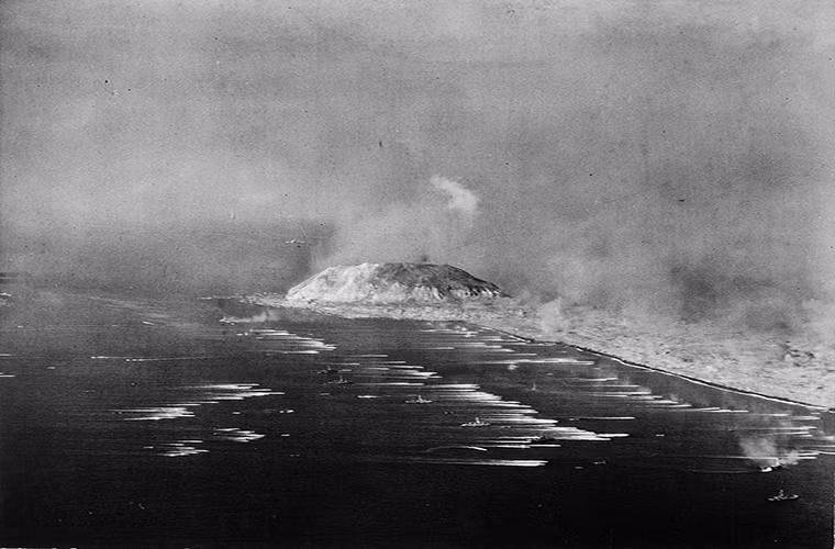 Sau hơn một tháng giao tranh ác liệt, Mỹ chiếm được đảo Iwo Jima. Tuy nhiên, hai bên tham chiến hứng chịu con số thương vong khủng khiếp. Trong đó, theo BI, hơn 6.000 binh sĩ Mỹ thiệt mạng và 17.000 người khác bị thương. Ảnh: Wikipedia.