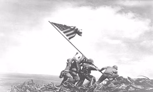 Iwo Jima là một trong những trận đánh khốc liệt nhất trong lịch sử nước Mỹ và là một trong những cuộc chiến ác liệt nhất trên chiến trường Thái Bình Dương. Trận đánh diễn ra từ ngày 19/2 đến 26/3/1945 trong Chiến tranh Thế giới Thứ hai giữa Mỹ và Đế quốc Nhật Bản tại đảo Iwo Jima. Ảnh: BI.