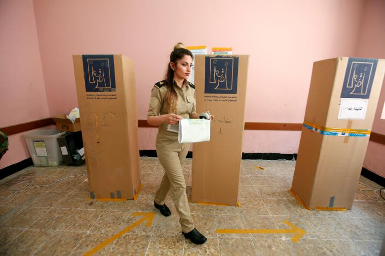 Một nữ chiến binh người Kurd Peshmerga đi bỏ phiếu tại Erbil.