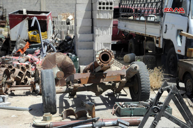 Trong số những vũ khí bị tịch thu còn có súng trường tự động, súng máy cùng các trang thiết bị được sử dụng để sản xuất đạn dược và tên lửa.