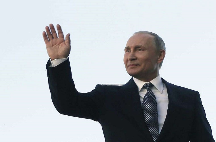 Nhà lãnh đạo Nga vẫy chào các binh sĩ của Trung đoàn Tổng thống. Ảnh: AP.