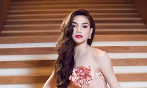 Đồng quan điểm với nhiều sao Việt, Hồ Ngọc Hà cho rằng Meghan Markle dù từng li hôn vẫn xứng đáng có được hạnh phúc bên Hoàng tử. Ngoài ra, Hồ Ngọc Hà khuyên phụ nữ nên bớt nói xấu nhau thay vào đó là phải sống tự lập hơn.