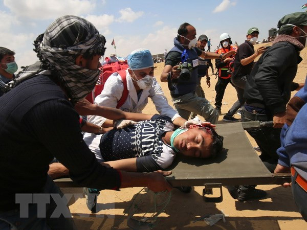 Chuyển người biểu tình Palestine bị thương sau các cuộc đụng độ với binh sỹ Israel tại khu vực biên giới Dải Gaza với Israel ngày 14/5.