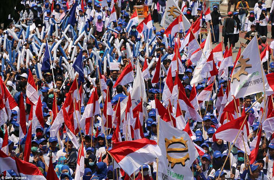 Tại Indonesia, khoảng 10.000 công nhân đã tuần hành gần Dinh Tổng thống ở thủ đô Jakarta trong ngày tôn vinh lực lượng lao động trên khắp thế giới.