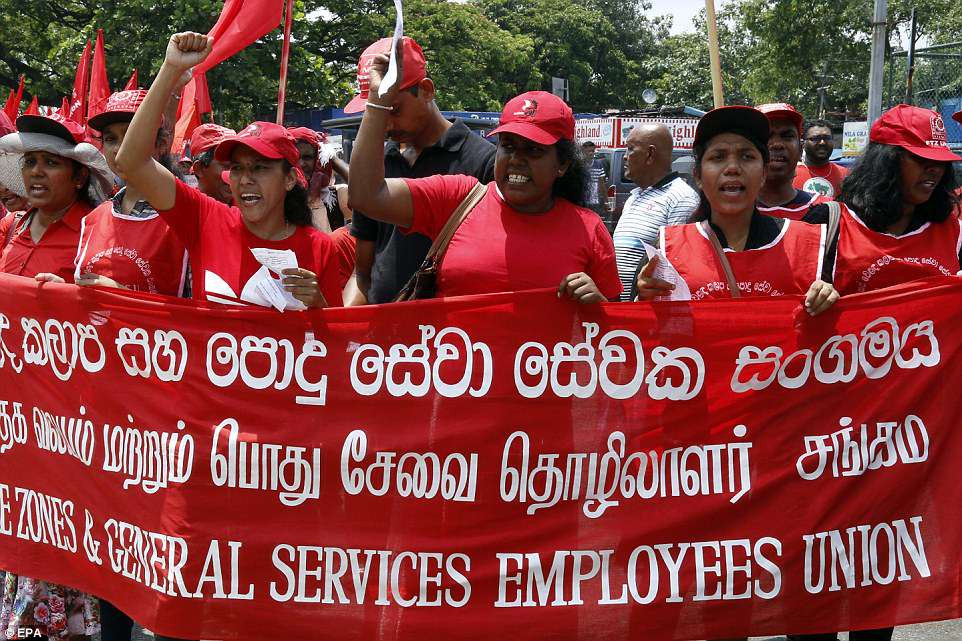 Hàng nghìn người xuống đường tuần hành ở thủ đô Colombo, Sri Lanka.