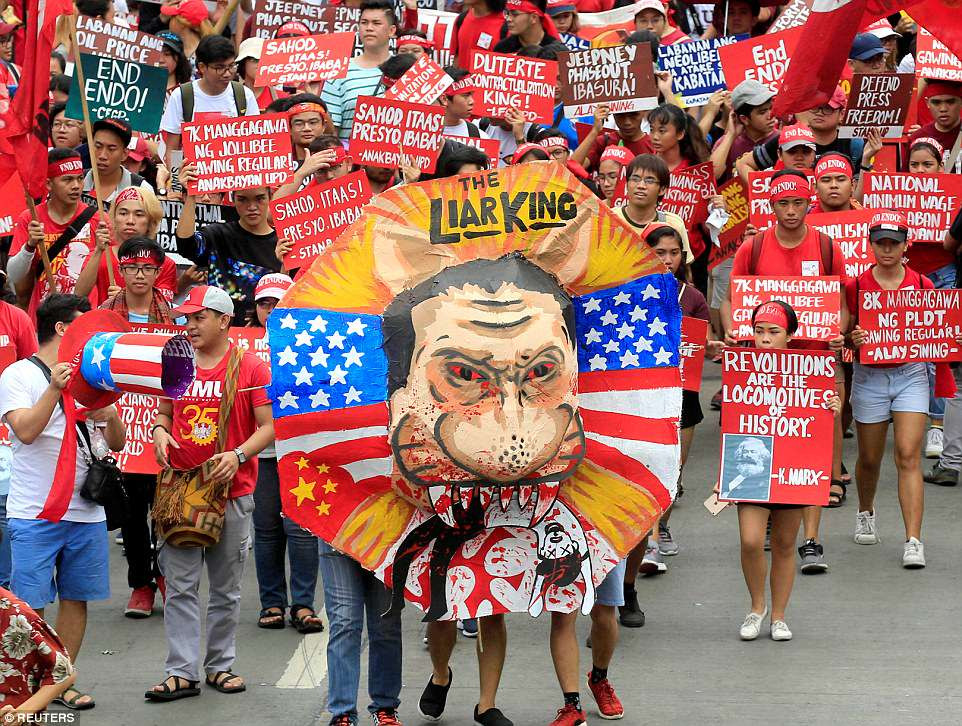 Nhiều công nhân Philippines xuống đường biểu tình phản đối Tổng thống đương nhiệm Rodrigo Duterte ở thủ đô Manila sau khi chính phủ nước này chưa giải quyết được việc chấm dứt loại hợp đồng lao động tạm thời.