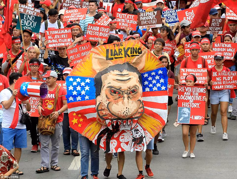 Nhiều công nhân Philippines xuống đường biểu tình phản đối Tổng thống đương nhiệm Rodrigo Duterte ở thủ đô Manila sau khi chính phủ nước này chưa giải quyết được việc chấm dứt loại hợp đồng lao động tạm thời.