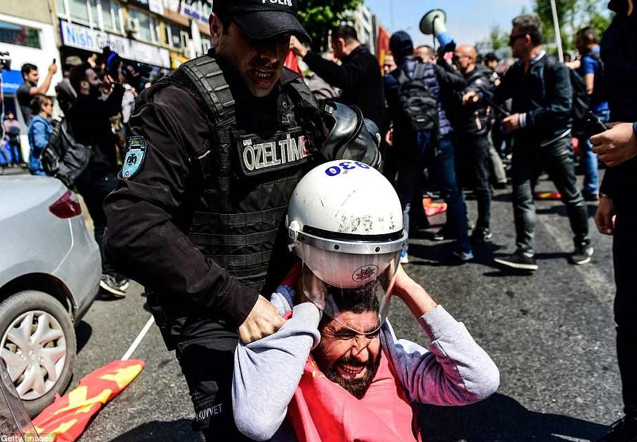 Bên cạnh đó, có những cuộc biểu tình đã biến thành bạo lực trong ngày Quốc tế Lao động 1/5 năm nay. Ảnh: Một người biểu tình bị bắt giữ trong cuộc đụng độ với cảnh sát có vũ trang ở Istanbul, Thổ Nhĩ Kỳ.